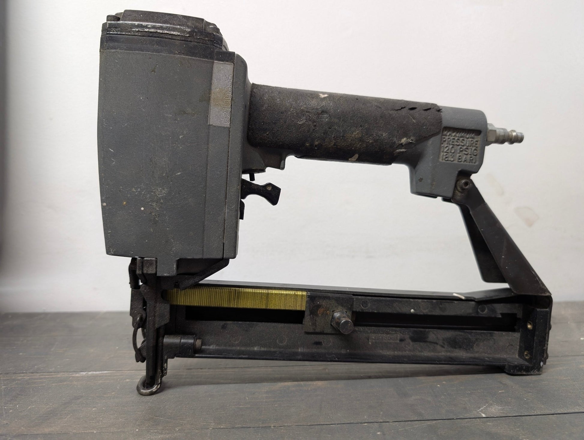 Pneumatic Staple Guns and staples bundle - Crap4Cash - 